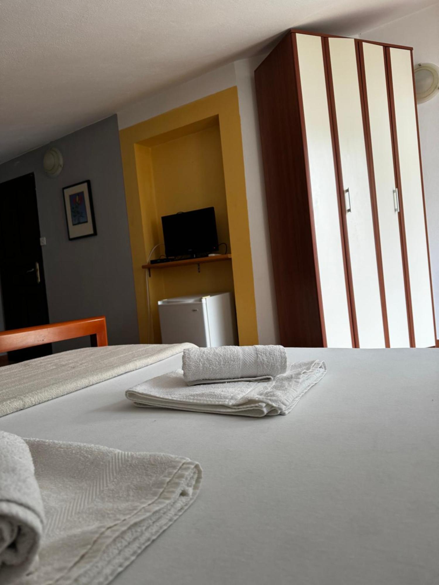 Guesthouse Vila Tamburic Бечичі Екстер'єр фото